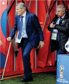  ?? (Ap) ?? Ingresso Oscar Tabarez, c.t. dell’uruguay, entra in campo con la stampella