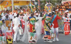  ?? JOSÉ COLA|EDIÇÕES NOVEMBRO ?? Membros do grupo participam sábado no Carnaval fora de época no distrito urbano da Maianga