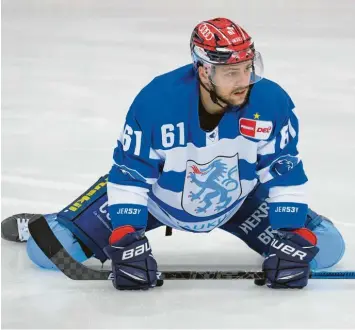  ?? Foto: Johannes Traub ?? Sucht nach seiner Form: David Elsner, hier beim Aufwärmen, hat einen holprigen Saisonstar­t hinter sich. Heute trifft er mit dem ERC Ingolstadt auf Nürnberg.