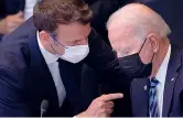  ??  ?? Monito Emmanuel Macron punta il dito contro Joe Biden