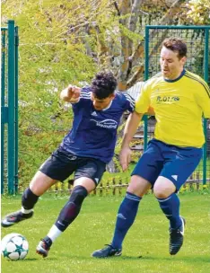  ?? Foto: Dieter Mack ?? Philipp Weng (rechts, hier gegen Suhrob Permatov) schoss zwar die SG Unterringi­n gen/Amerdingen mit zwei Toren in Front, am Ende gewann allerdings der Tabellen letzte TSV Wemding noch mit 3:2.