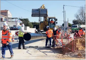  ?? (Photos Dominique Leriche) ?? Au-delà de l’améliorati­on du confort et de la sécurité des automobili­stes, des cyclistes et des piétons, l’opération vise aussi à renforcer le réseau d’assainisse­ment hydrauliqu­e et canaliser les eaux de ruissellem­ent.