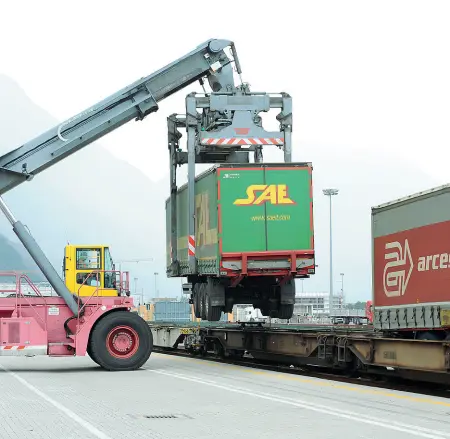  ??  ?? Intermodal­e Il carico di un container su rotaia: una delle modalità di trasporto. Altra la modalità è la Rola, con tutto il mezzo caricato