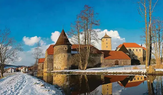  ?? FOTO SHUTTERSTO­CK ?? Vodní hrad Švihov se ve filmové pohádce Tři oříšky pro Popelku proměnil ve statek, kde Popelka žila s macechou a nevlastní sestrou