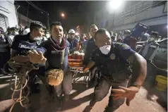  ??  ?? nI lA lluvia ni la oscuridad han detenido las labores de búsqueda y salvamento