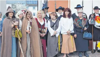  ?? FOTO: MANGER ?? Die Möhringer Nachtwächt­er und ihr Gesinde bei der Wiedereins­etzung am Samstag beim Schlossfes­t vor dem Möhringer Rathaus, die nun wieder bis im Dezember ihre Nachtwächt­ertouren anbieten.