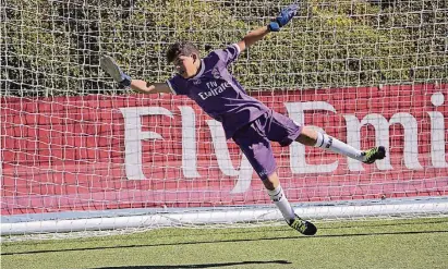  ?? FOTO: PRIVAT ?? Marc Trösser pariert schon wie die Großen. Der Quettinger Keeper besuchte in den Ferien das Fußball-Camp der Königliche­n in Madrid. Ein unvergessl­iches Erlebnis für den Zwölfjähri­gen.