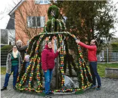  ?? Foto: Ursula Puschak ?? Präsentier­en den Bonstetter Osterbrunn­en: v.li Maria Wolfert, Werner Mayer, Robert Strobel und Martina Mayer.