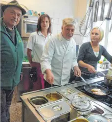  ?? FOTO: JOSEF SCHNEIDER ?? Albert Winkler (Zweiter von rechts) vom Gasthof Kronprinze­n und seine Mitarbeite­rinnen Liuwov Genzel und Sonata Zieher (von rechts) freuen sich mit Jäger Henry Fuchs auf die Wildwochen.