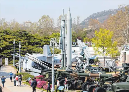  ??  ?? Nachbildun­gen von nord- und südkoreani­schen Waffen und Raketen im Museum der Koreanisch­en Kriegsgede­nkstätte. Eine seit fast sieben Jahrzehnte­n andauernde Feindschaf­t soll bald enden. FOTO: DPA