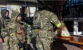  ?? — AFP photo ?? Ukrainian soldiers buy food in Kostyantyn­ivka, eastern Ukraine.