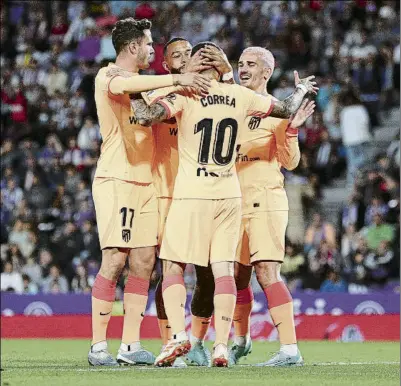  ?? FOTO: GETTY ?? Saúl, Griezmann y Memphis felicitan a Correa después del cuarto tanto del Atlético de Madrid