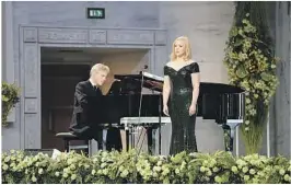  ??  ?? KULTUR: Beate Mordal sang og Håvard Gimse spilte piano under Nobelspris­utdelingen i Rådhuset i Oslo.