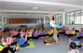  ??  ?? ACROYOGA DANS UNE PRISON POUR FEMMES EN
THAÏLANDE