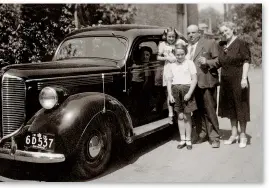  ??  ?? Uncle Frank and his family, visiting the recent arrivals in summer 1939.