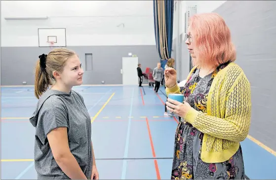  ?? FOTO: LINA ENLUND ?? GILLADE. Sjundeklas­saren Sofie Rosström var jätteglad över att få möta författare­n Maria Turtschani­noff.