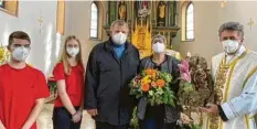  ?? Foto: Andi Seidel ?? Verabschie­dung in Ried: (von links) Die Oberminist­ranten Simon Lechner und Anna Seidel, das scheidende Mesnerpaar Josef und Maria Reitner sowie Pfarrer Anton Brandstett­er.