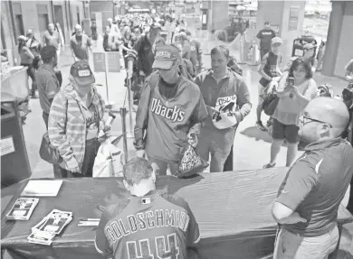  ?? PHOTOS BY PATRICK BREEN/AZCENTRAL SPORTS ?? A long line of fans wait for autographs from Diamondbac­ks first baseman Paul Goldschmid­t during Saturday’s Fan Fest at Chase Field.