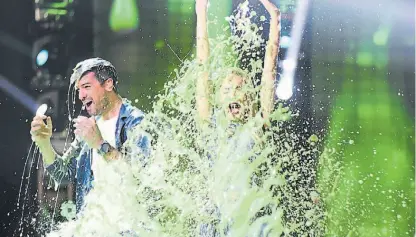  ??  ?? El Chino Leunis y Mechi Lambre. Los conductore­s, bañados en slime, un rito de la premiación.