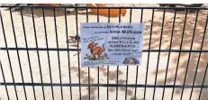  ?? RP-FOTO: SEMI ?? An den Gittern der beiden Spielplätz­e im Sonnenpark hat ein Anwohner, der selbst Hundebesit­zer ist, jetzt Schilder befestigt.