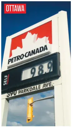  ??  ?? ottawa Hier, le prix de l’essence affichait 93 ¢ du litre à Gatineau, mais 98 ¢ du litre du côté ontarien de la rivière des Outaouais.