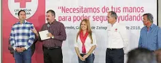  ??  ?? Acto. La presidenta honoraria del DIF, Marcela Gorgón, entregó un donativo a la Cruz Roja.