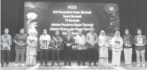 ?? ?? TERIMA KASIH: Anwar (tujuh kiri) dan Haliman (lima kanan) merakamkan kenangan bersama wakil agensi media yang menrrima penghargaa­n Sahabat Bahasa DBP 2023 pada majlis tersebut.