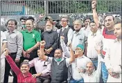  ?? ?? Lawyers in Agra observing ‘black day’ at Civil Court gate on Sunday to condemn police brutality on this day in 2001.