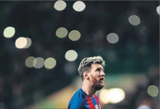 ?? LEE SMITH / REUTERS ?? Leo Messi, a Celtic Park, contempla l’efecte provocat pels llums dels mòbils a la grada