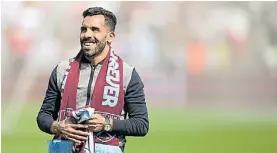  ?? AFP ?? Visita. Carlitos homenajead­o en su regreso al West Ham inglés.