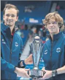  ?? FOTO: EFE ?? Medvedev y Rublev, con el trofeo