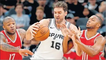  ??  ?? LUCHA. Pau Gasol defiende un balón ante PJ Tucker y Eric Gordon.