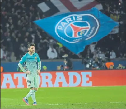  ?? FOTO: M.MONTILLA ?? Leo Messi ,en el Parque de los Príncipes durante el partido de ida de los octavos de final de la Champions entre Barça y PSG