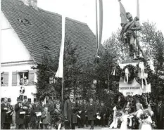  ?? Foto: Stadtarchi­v Krumbach ?? Zu Ehren der Gefallenen des Krieges von 1870/71 wurde auf dem ehemaligen Pfarr‰ garten vor der Kirche das Kriegerden­kmal errichtet und am 9. August 1896 einge‰ weiht.