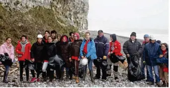  ??  ?? Les scouts et les élus rassemblés au pied de la falaise n’ont trouvé aucun trésor.