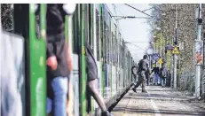  ??  ?? Auch der Bahnhof Hilden-Süd erhielt die Wertung „noch akzeptabel“. Kritik gab es für die Fahrschein­automaten: der alte steht noch, der neue ist schon beschmiert.