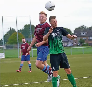  ?? FOTO: STADE ?? Moritz Remke (links) kam in der 69. Minute für Nils Rütjes zum Zuge. Gegen Schlusslic­ht SV Krechting feierte der SV Vrasselt einen 7:1-Kantererfo­lg.