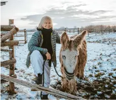  ?? Archivfoto: Julian Leitenstor­fer ?? Janne Kellner lächelt tapfer, auch wenn ihr eher zum Heulen zumute ist: Der Gnaden‰ hof Frauenwies steht praktisch vor dem Aus.