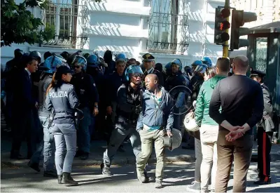  ?? (Foto Livieri/LaPresse) ?? La protesta La polizia interviene dopo le proteste di altri venditori ambulanti per la morte del senegalese ieri a Roma