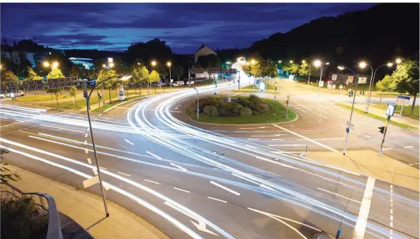  ?? SZ-ARCHIVFOTO: OLIVER DIETZE ?? Den Verkehr am Saarbrücke­r Ludwigskre­isel könnte man mit digitaler Technik steuern, ebenso die Straßenbel­euchtung.