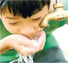  ?? (SUN.STAR FILE) ?? REFRESHING. Oblivious to the problems hounding Cebu’s water supply, this boy enjoys a drink from a faucet. The Regional Developmen­t Council 7 wants the National Water Resources Board to establish a regional office to pay close attention to the region’s...