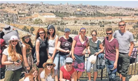  ?? FOTO: PR ?? Die Dinslakene­r Thg-schüler beim Besuch in Israel zum 25-jährigen Bestehen der Städtepart­nerschaft mit Arad.