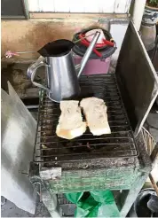  ??  ?? In Muar, you can still have your bread toasted the traditiona­l way – over hot coals!