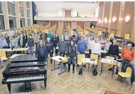  ?? FOTO: MARKUS RICK ?? Der Niederrhei­nische Konzertcho­r unter der Leitung von Michael Preiser (vorne am Flügel) probt in der Gesamtschu­le Volksgarte­n für das Chorkonzer­t am 22. März.
