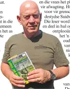  ??  ?? Wynand du Toit met sy nuuste boek, Soldaat. Foto: Eugene Gunning