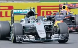  ??  ?? GOLPE. En Mercedes no gustó la agresivida­d de Verstappen.