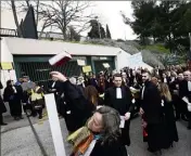  ??  ?? Après un rassemblem­ent devant le palais de justice, les avocats ont marché jusqu’à la préfecture. Symbolique­ment, ils ont jeté des (vieux) exemplaire­s du code pénal par-dessus les grilles.