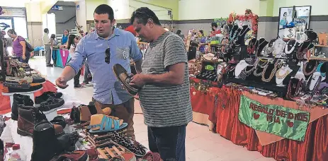  ??  ?? LOGRO. Muchos de los expositore­s del bazar son sampedrano­s y de otras ciudades del occidente del país.