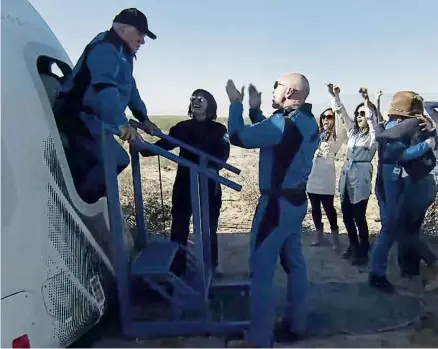  ?? BLUE ORIGIN / EFE ?? William Shatner en el moment de baixar de la càpsula on ha pogut viatjar a l’espai