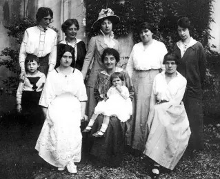  ??  ?? Foto di gruppo Maria Montessori (1870-1952), seconda in piedi da sinistra, con maestre e allievi